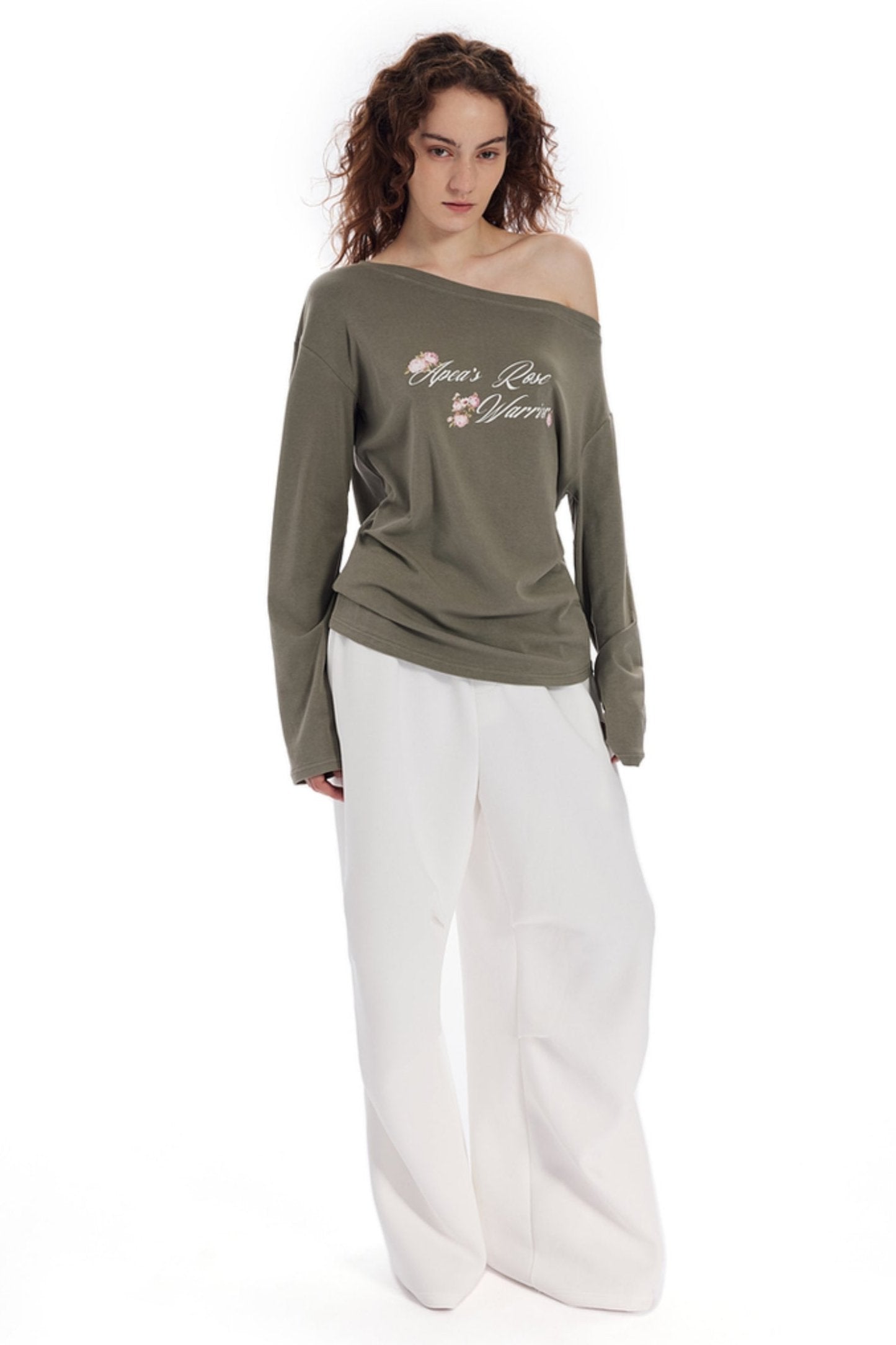 APEA Amerikanisches Alphabet Druck Schräge Schultern Unregelmäßiges Langarm-T-Shirt Pre-Fall 2024 Neues Gerader Ausschnitt Off-the-Shoulder Top