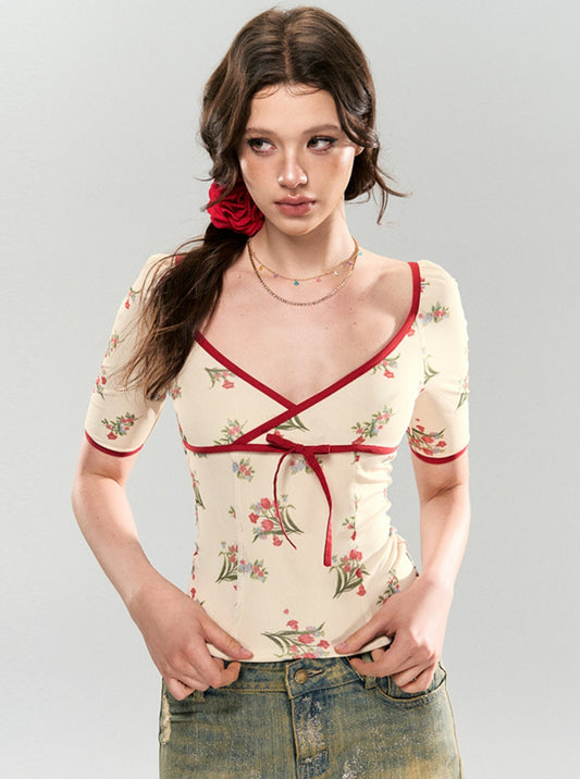 Schlankes T-Shirt mit V-Ausschnitt und Blumenmuster im Vintage-Stil