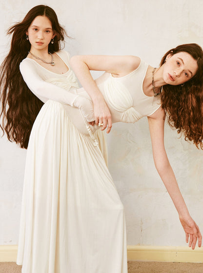 Klassisches plissiertes langärmeliges Kleid