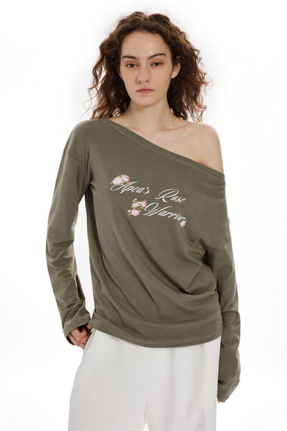 APEA Amerikanisches Alphabet Druck Schräge Schultern Unregelmäßiges Langarm-T-Shirt Pre-Fall 2024 Neues Gerader Ausschnitt Off-the-Shoulder Top