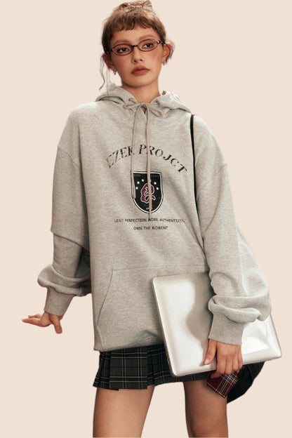 EZEK American Badge Print Hooded Pullover Grau Sweatshirt Frauen Vintage lose lässig abfallende Schulter Ärmel High Street Jacke