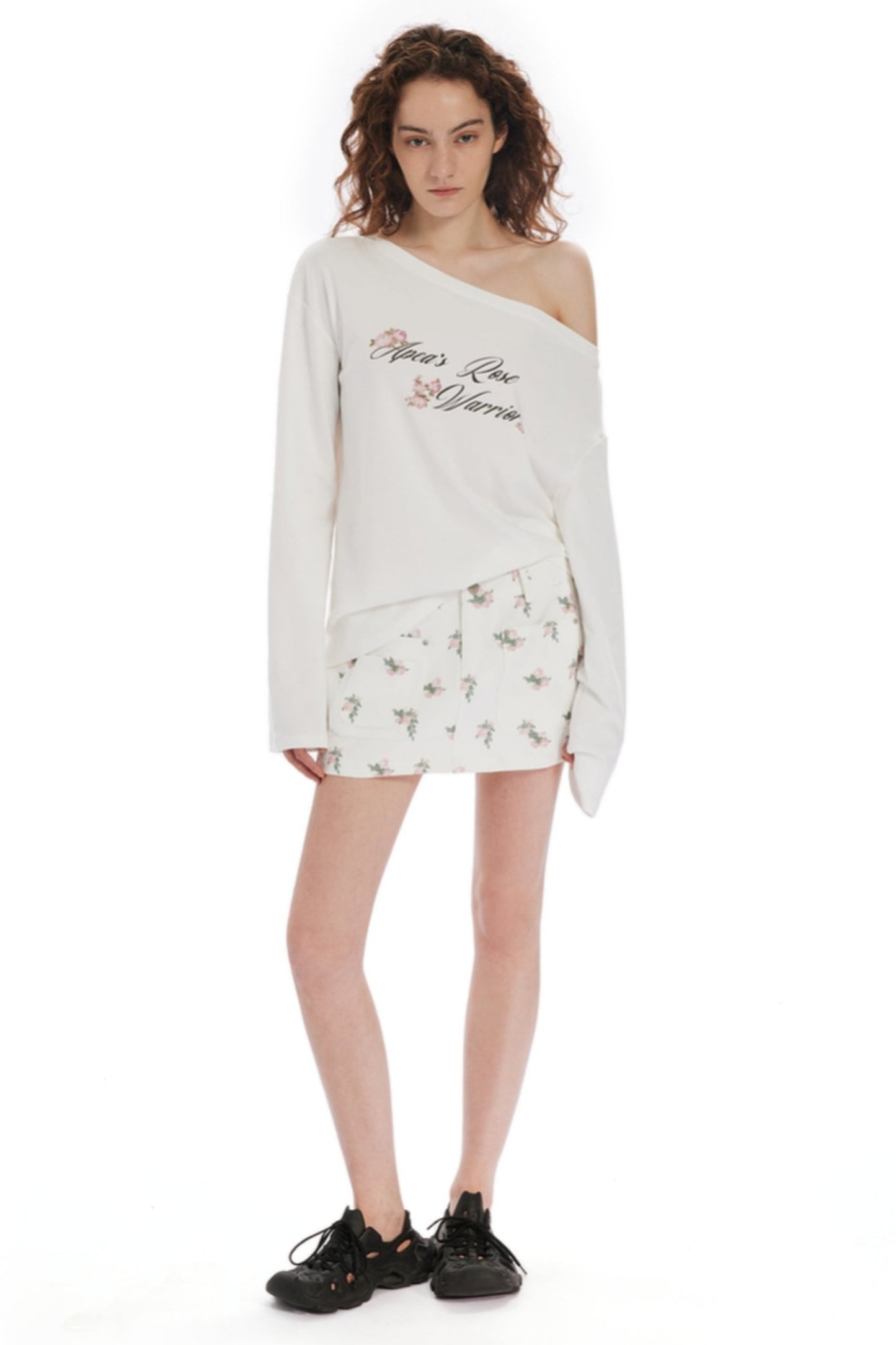 APEA Amerikanisches Alphabet Druck Schräge Schultern Unregelmäßiges Langarm-T-Shirt Pre-Fall 2024 Neues Gerader Ausschnitt Off-the-Shoulder Top