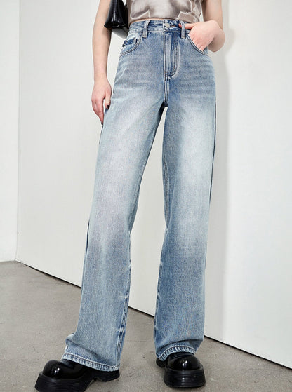 Schmal geschnittene Denim-Hose mit weitem Bein