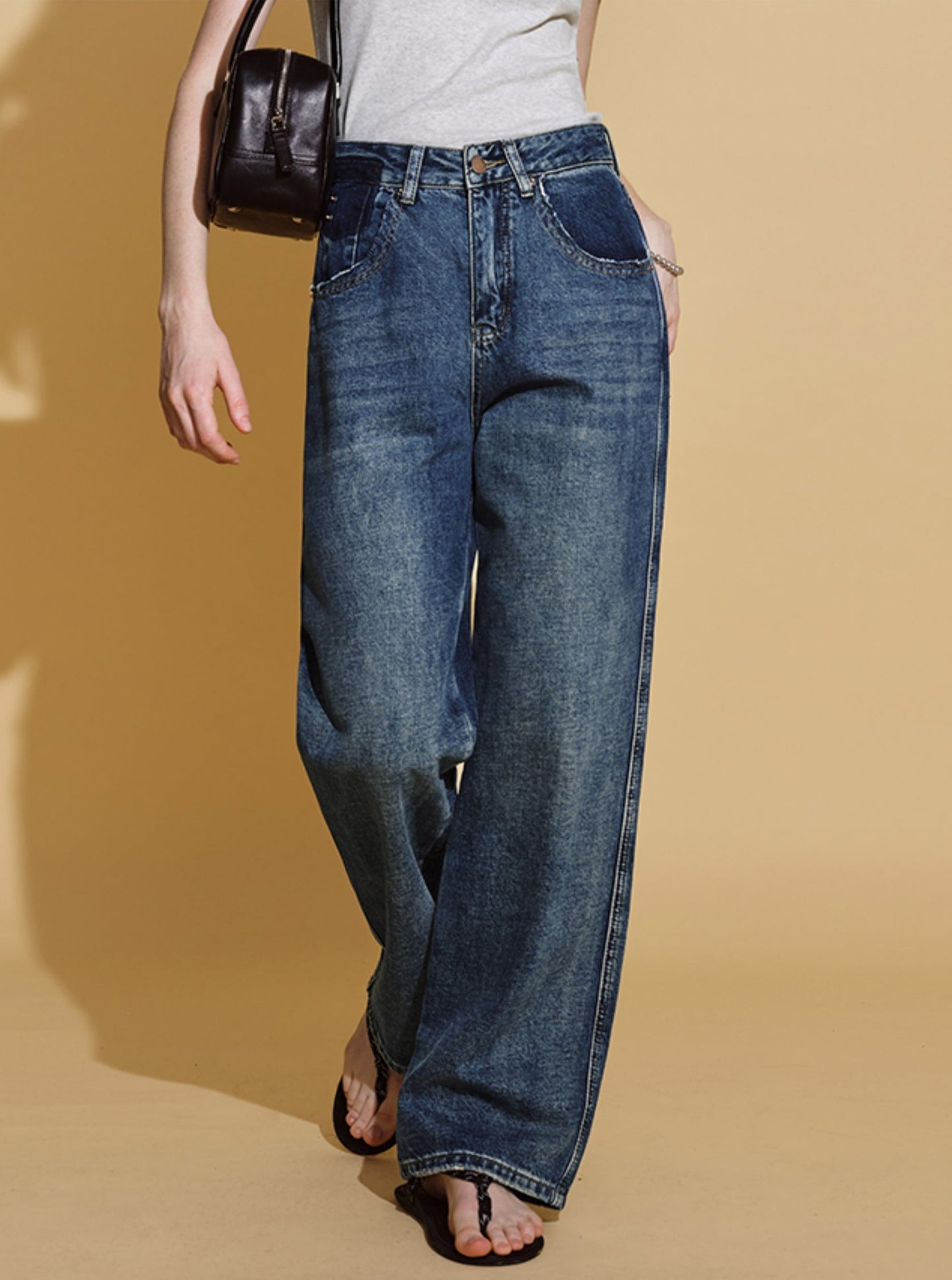 Blaue Jeans mit hoher Taille und geradem Bein