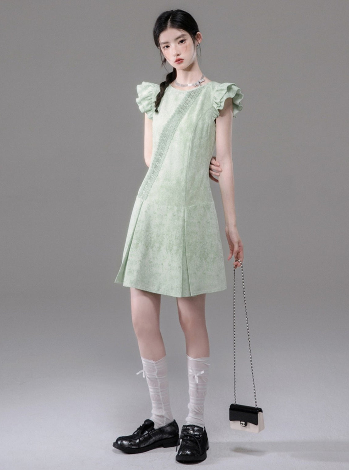 Limettengrünes Kleid mit Spitzeneinsatz