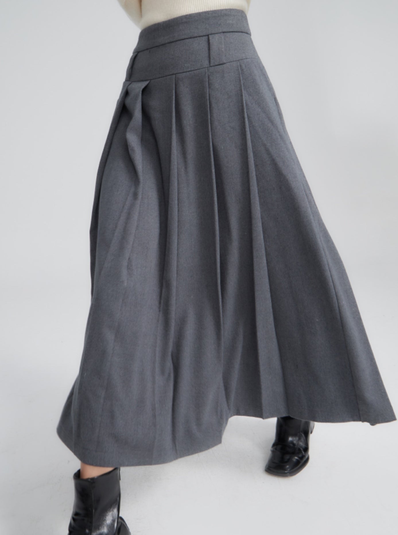 high-waisted pleated skirt