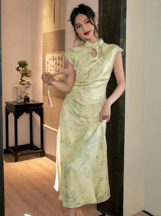 Modernes Cheongsam-Kleid im nationalen Stil