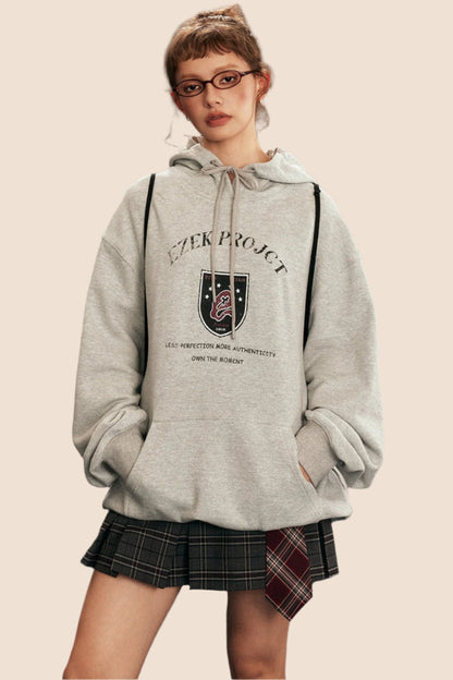 EZEK American Badge Print Hooded Pullover Grau Sweatshirt Frauen Vintage lose lässig abfallende Schulter Ärmel High Street Jacke