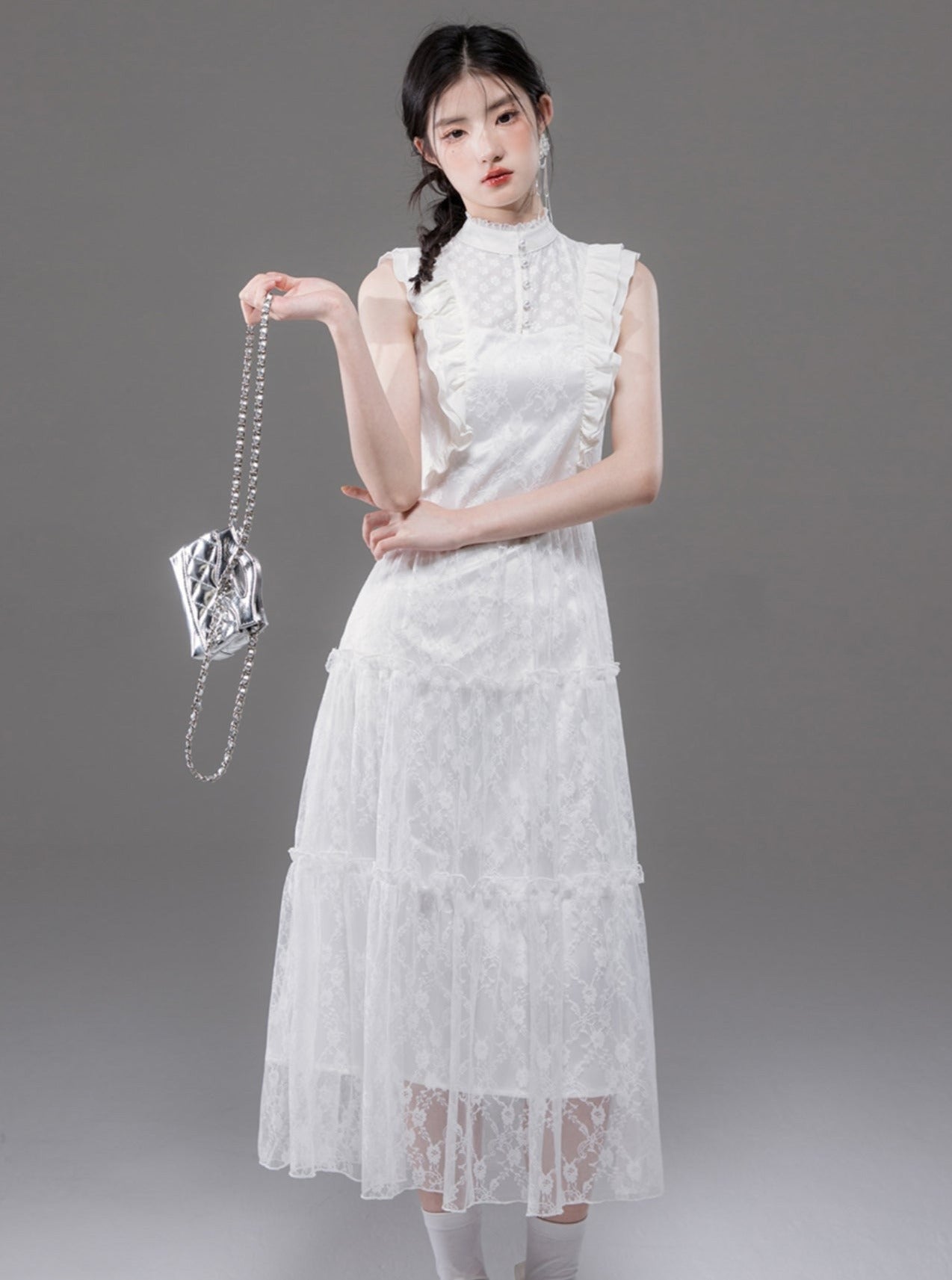 Weißes Kleid mit Stehkragen und Spitze