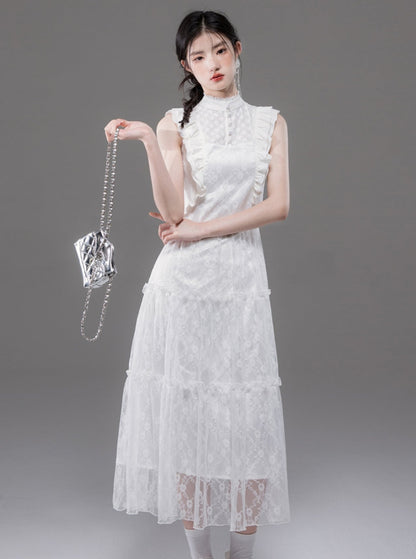 Weißes Kleid mit Stehkragen und Spitze
