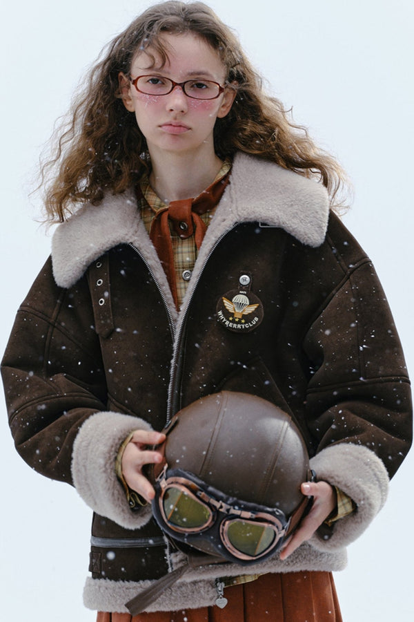 두꺼운 갈색 섬 모피 코트 