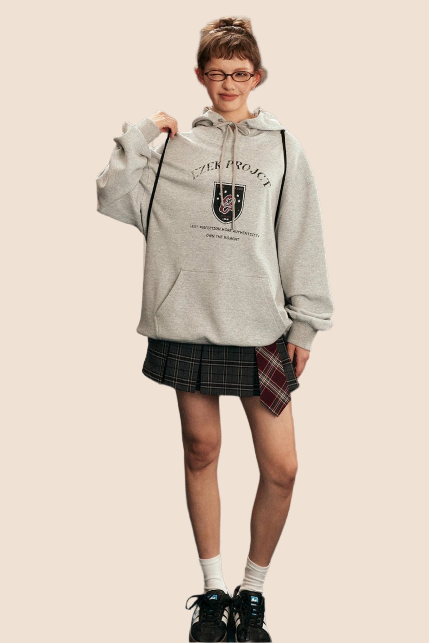 EZEK American Badge Print Hooded Pullover Grau Sweatshirt Frauen Vintage lose lässig abfallende Schulter Ärmel High Street Jacke