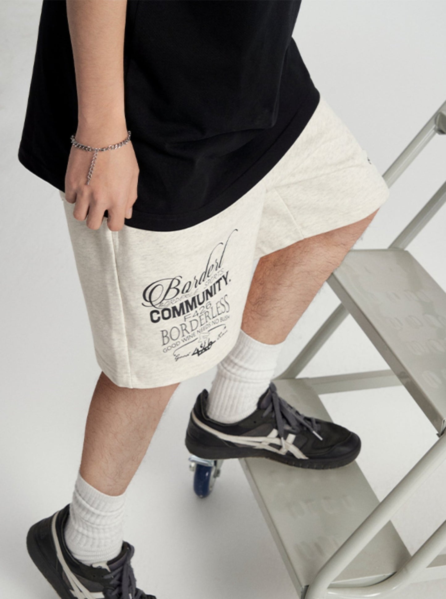 Shorts mit Sommermuster und Stickerei