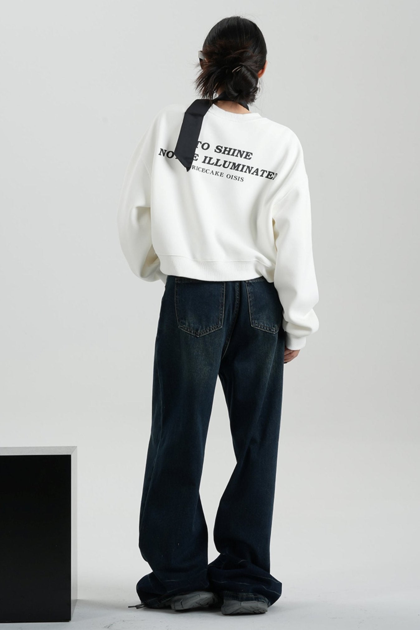 ALPHABET CROPPED FLEECE CREW NECK SWEATSHIRT