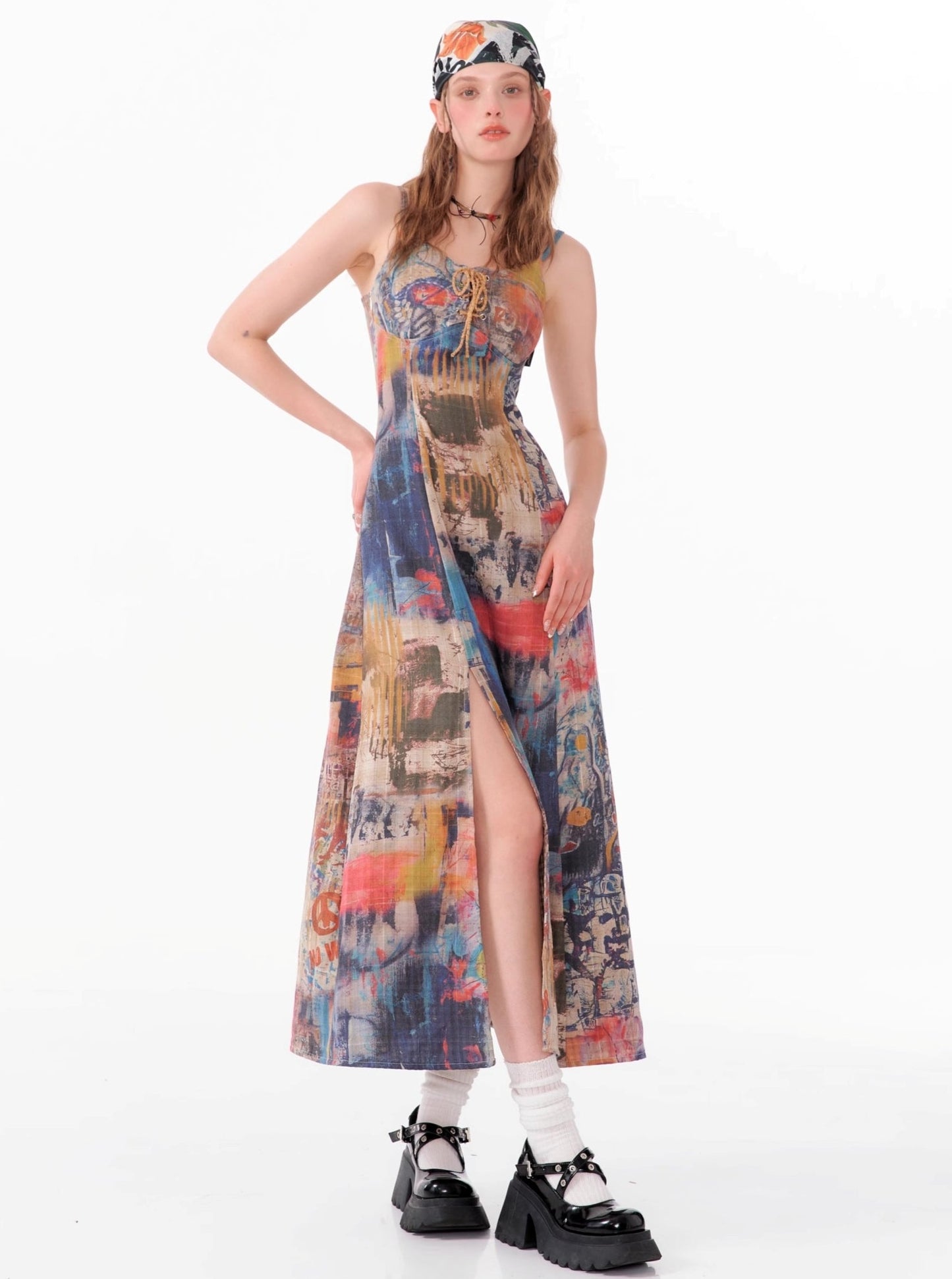 Langes Slip-Kleid mit Graffiti-Druck