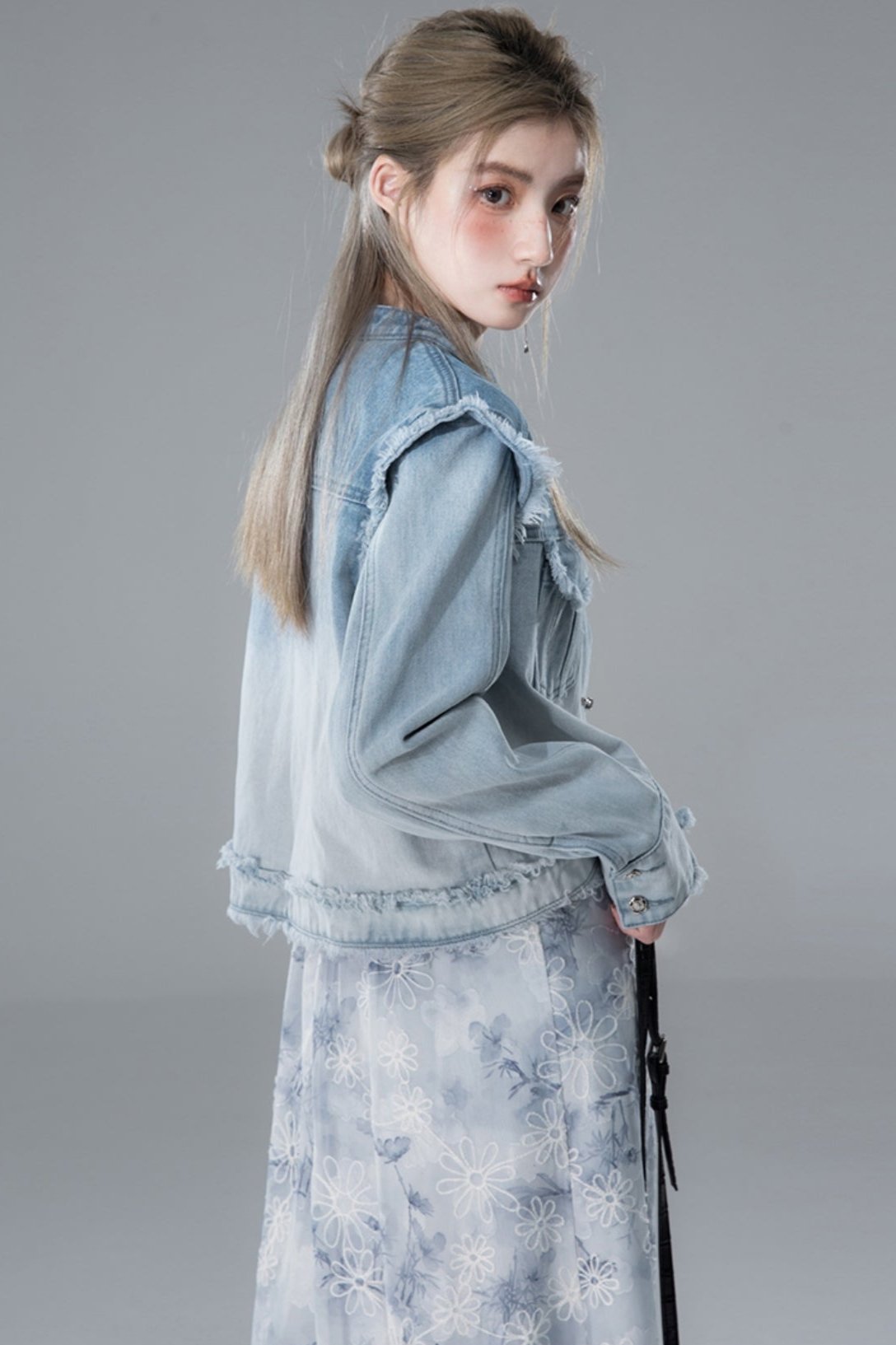 COTRE Dip-Dye Farbverlauf Star Blue Moon White kleiner Stehkragen dekonstruierte Denim-Jacke