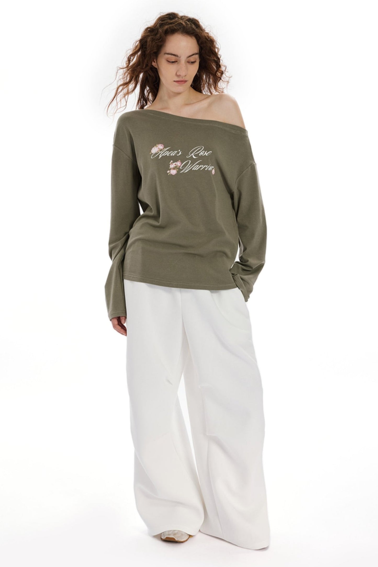 APEA Amerikanisches Alphabet Druck Schräge Schultern Unregelmäßiges Langarm-T-Shirt Pre-Fall 2024 Neues Gerader Ausschnitt Off-the-Shoulder Top