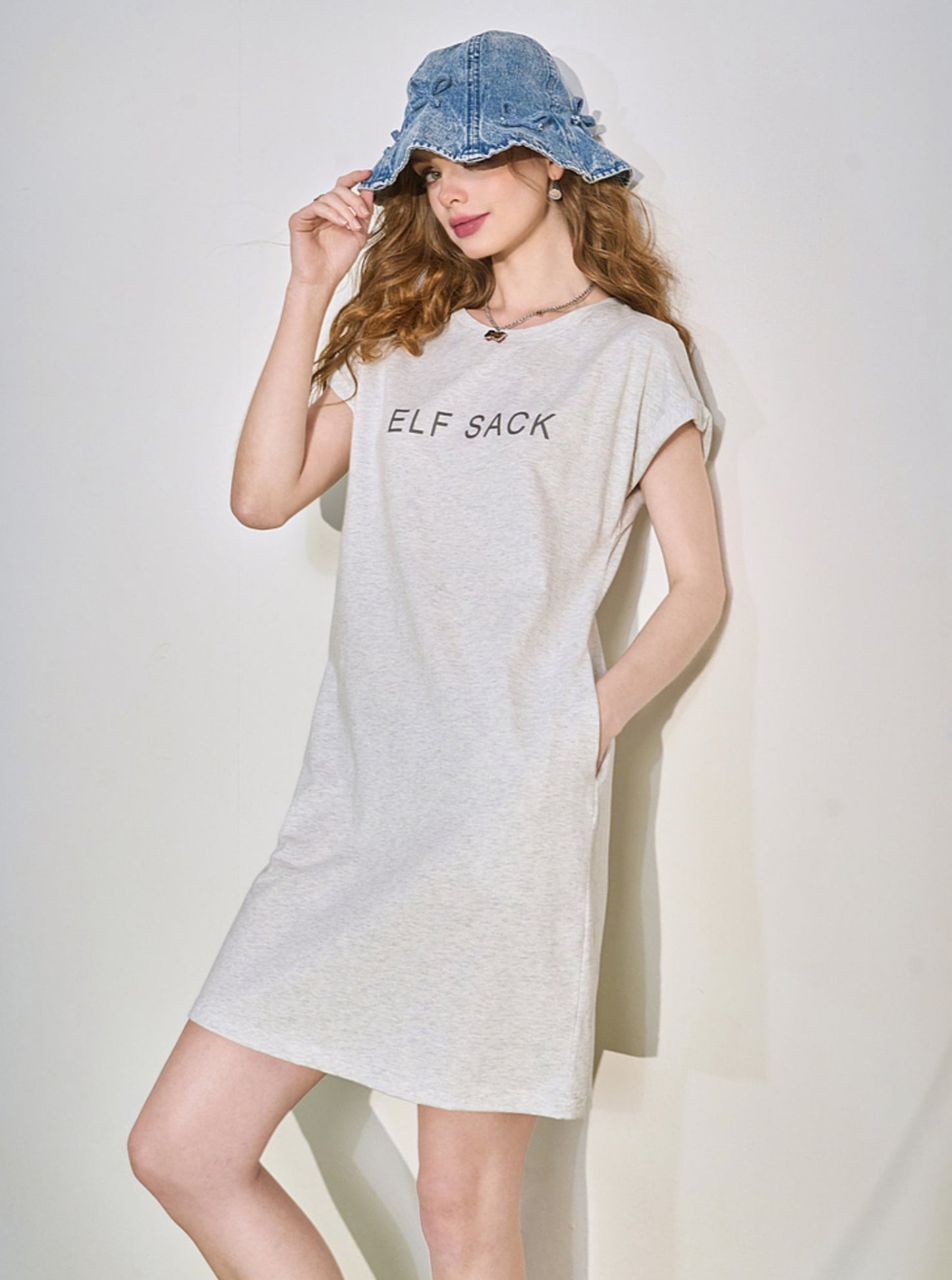 T-Shirt-Kleid mit Buchstabenmuster