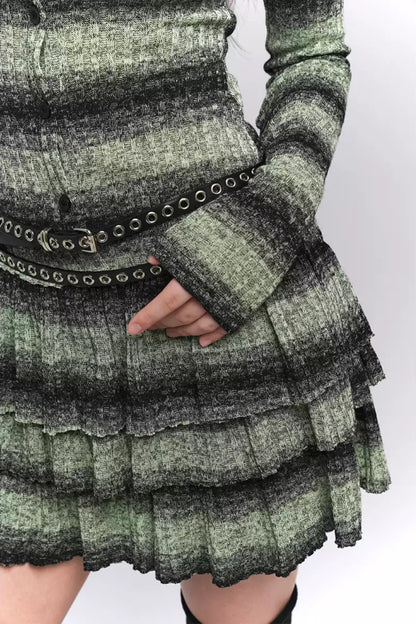 Ghost Girl Tragen Sie ein grün gestreiftes dünnes Strickkleid im Frühherbst