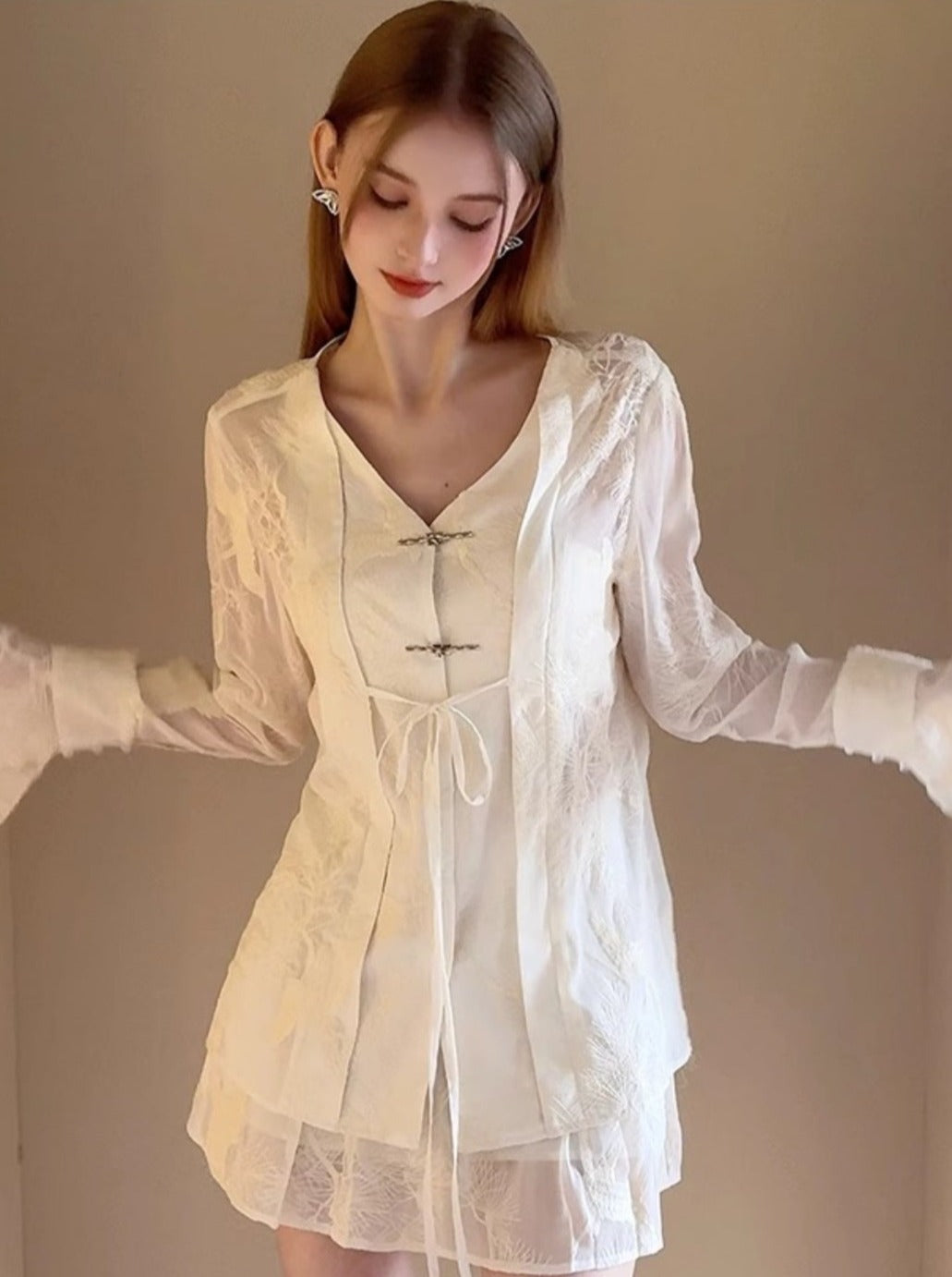 Chinese White Lace Stitched V-neck Long-sleeved Top