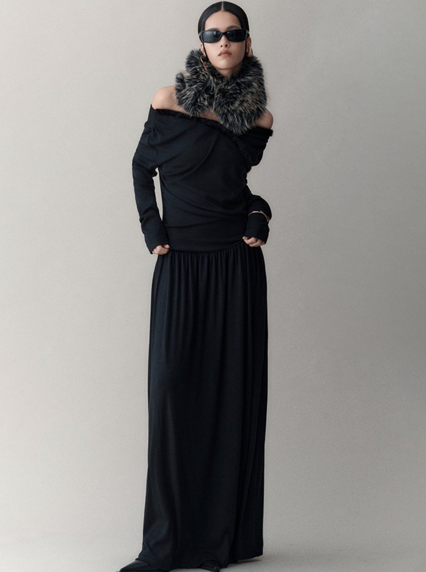 Structured V-neck pleated maxi dress