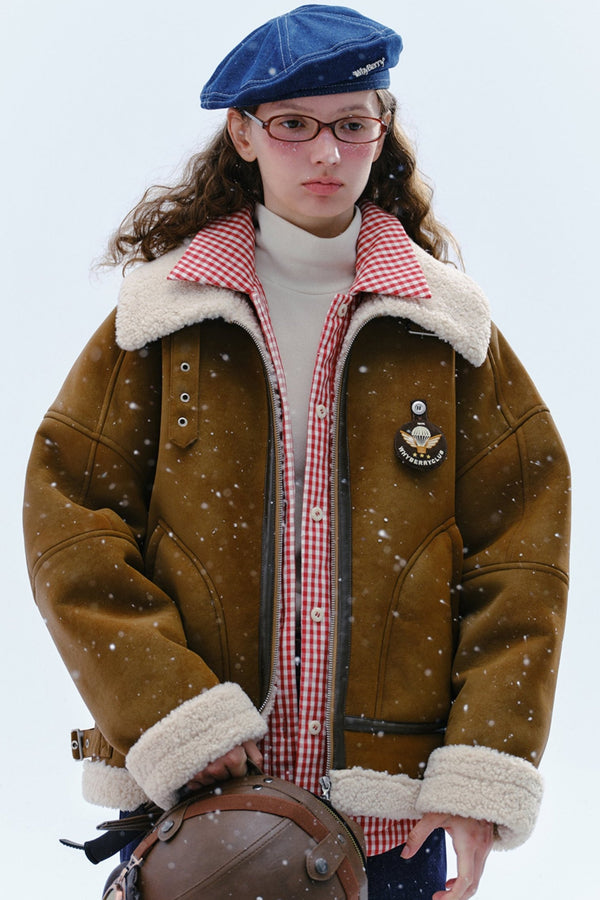 두꺼운 갈색 섬 모피 코트 