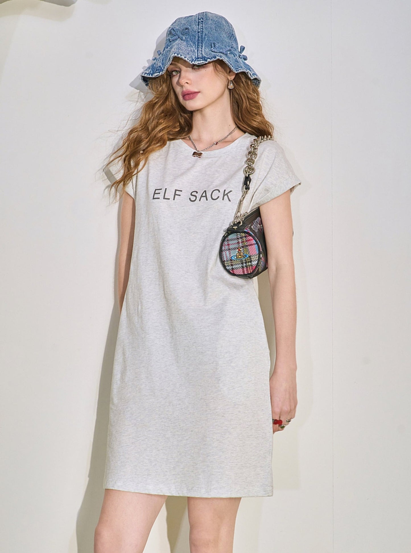 T-Shirt-Kleid mit Buchstabenmuster