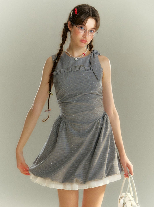 Französisches ärmelloses plissiertes Kleid