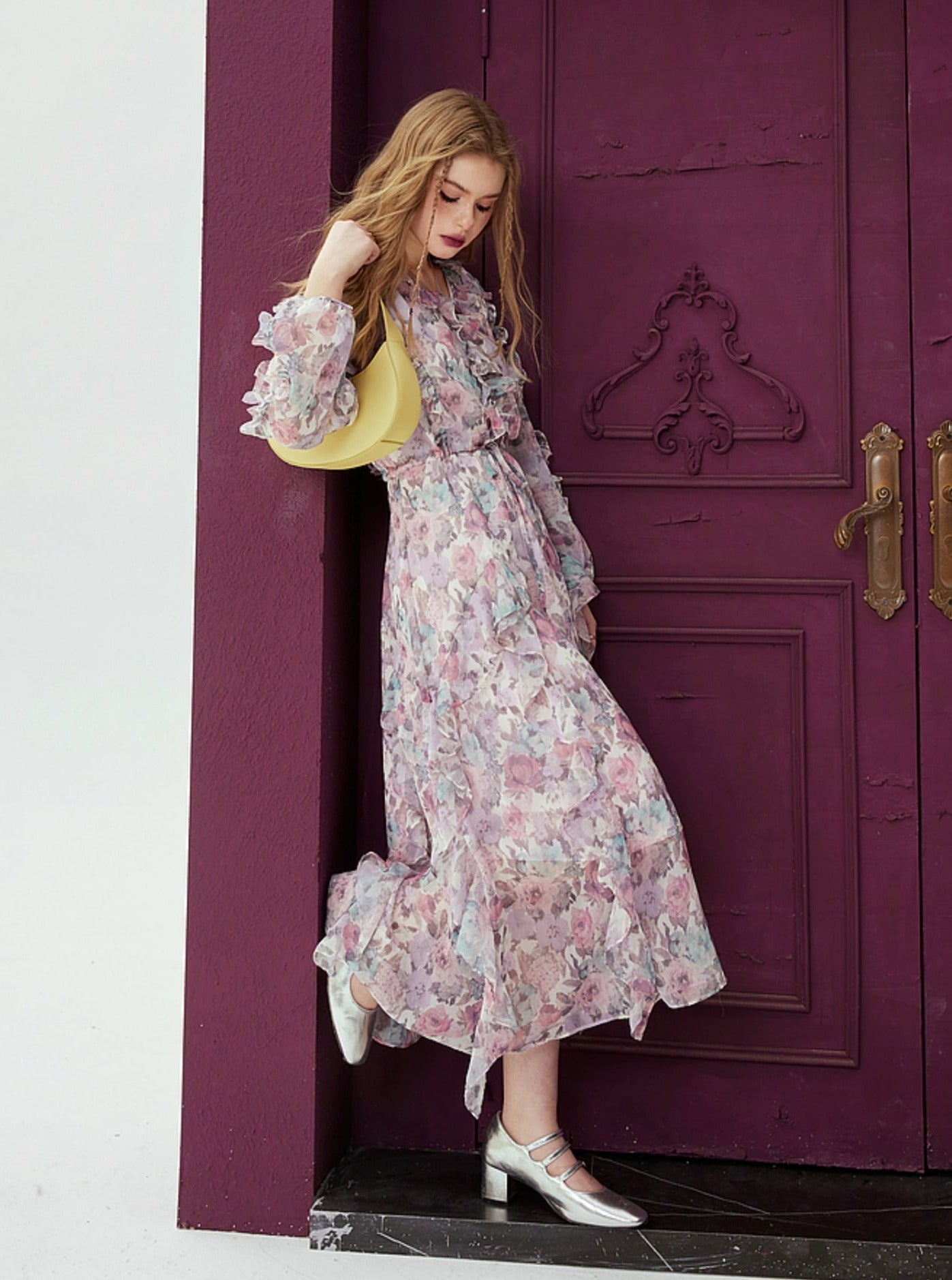 Französisches Kleid mit Blumenmuster und V-Ausschnitt