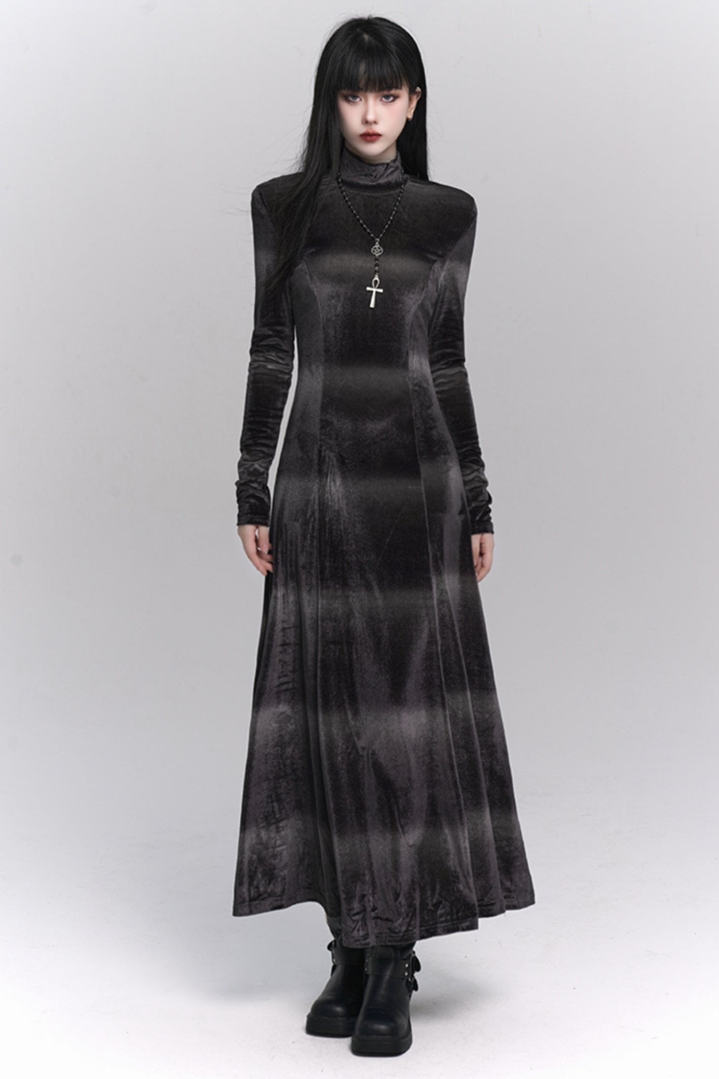 The ghost girl is cold and unique, and the high-end skirt is worn in the autumn and winter gray velvet dress