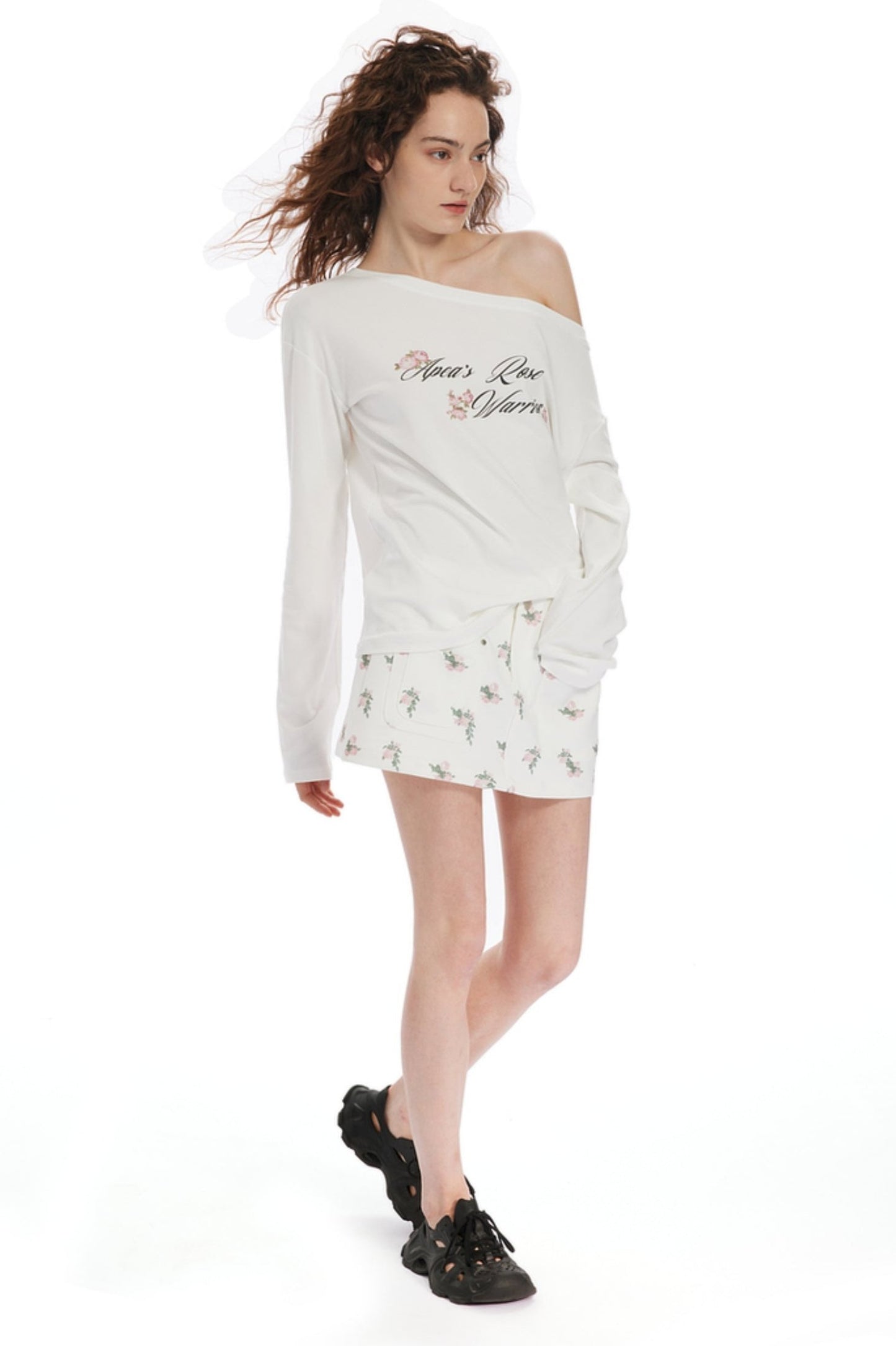 APEA Amerikanisches Alphabet Druck Schräge Schultern Unregelmäßiges Langarm-T-Shirt Pre-Fall 2024 Neues Gerader Ausschnitt Off-the-Shoulder Top