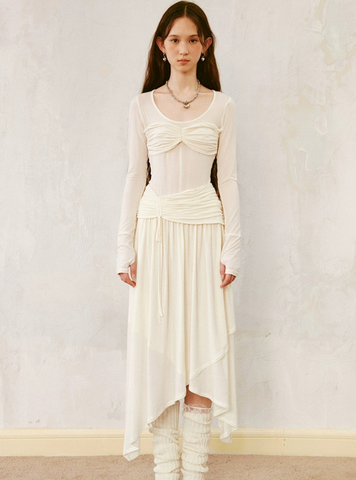 Klassisches plissiertes langärmeliges Kleid