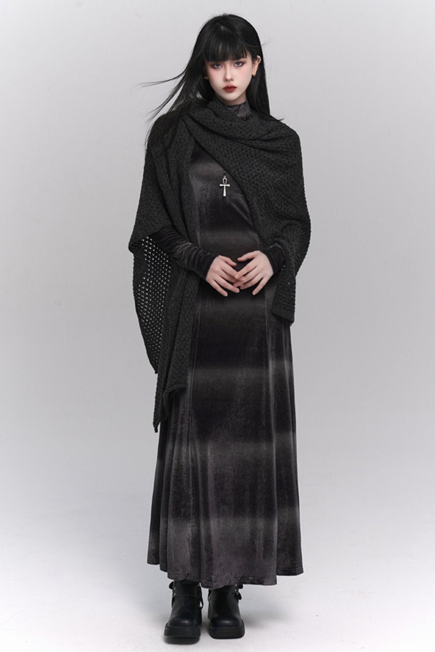 The ghost girl is cold and unique, and the high-end skirt is worn in the autumn and winter gray velvet dress