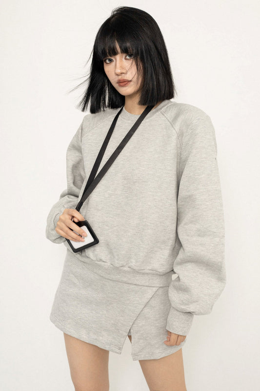 OCTTFLABs neues gepolstertes Schulter-Sweatshirt für den Frühherbst trägt ein lazy chic langärmeliges, kurzes Oberteil im amerikanischen Stil, das dünn und locker aussieht