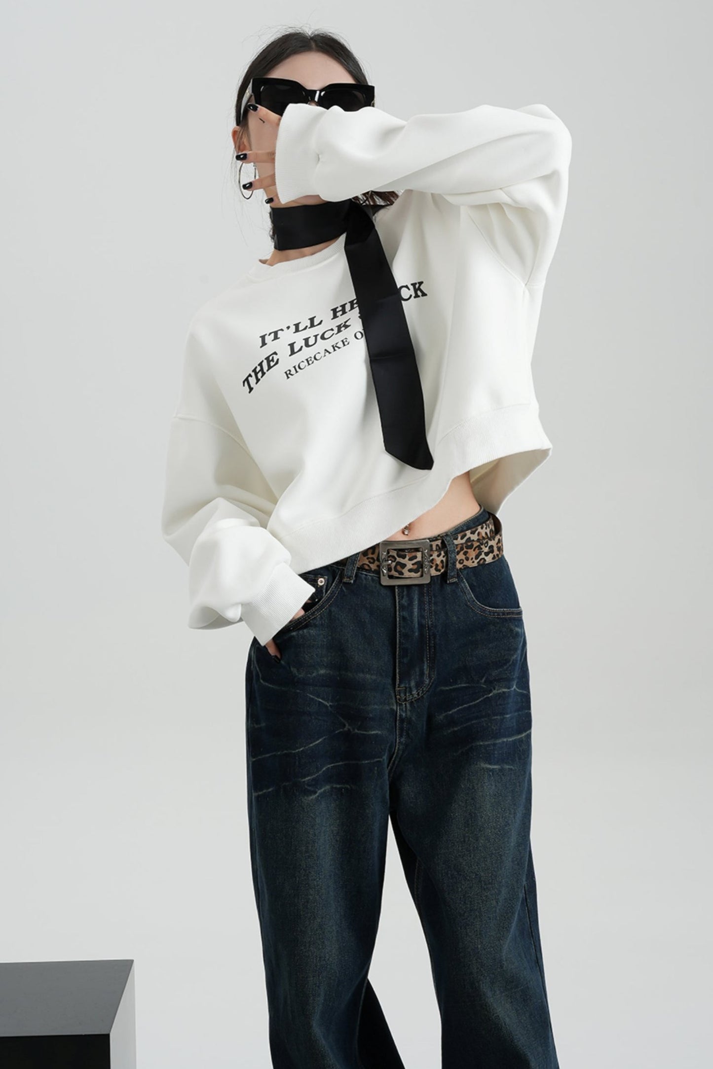 ALPHABET CROPPED FLEECE CREW NECK SWEATSHIRT