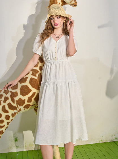 Weißes Kleid mit kurzen Ärmeln und französischer Drapierung