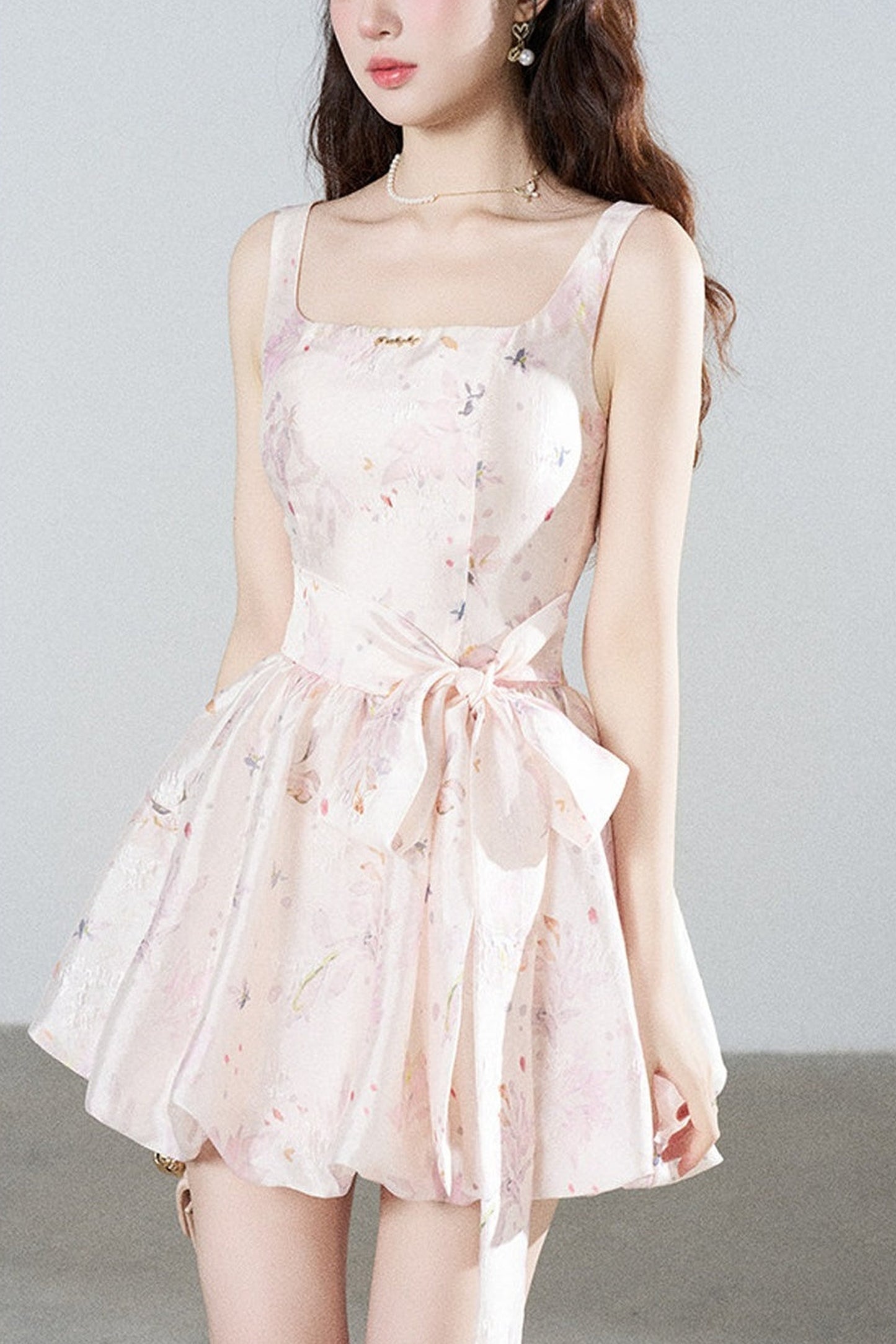 Rosa geblümtes Trägerkleid