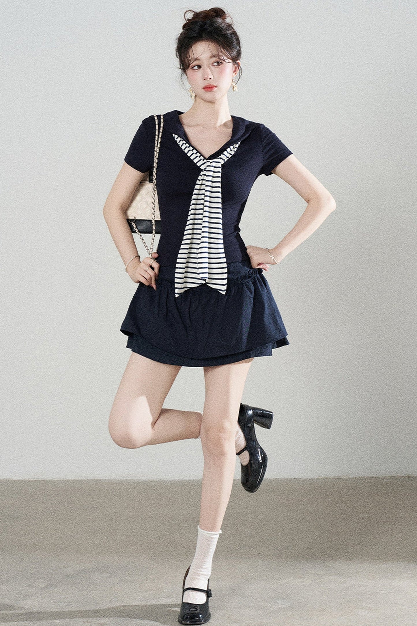 Ensemble tee-shirt châle à manches courtes en maille bleu marine et jupe