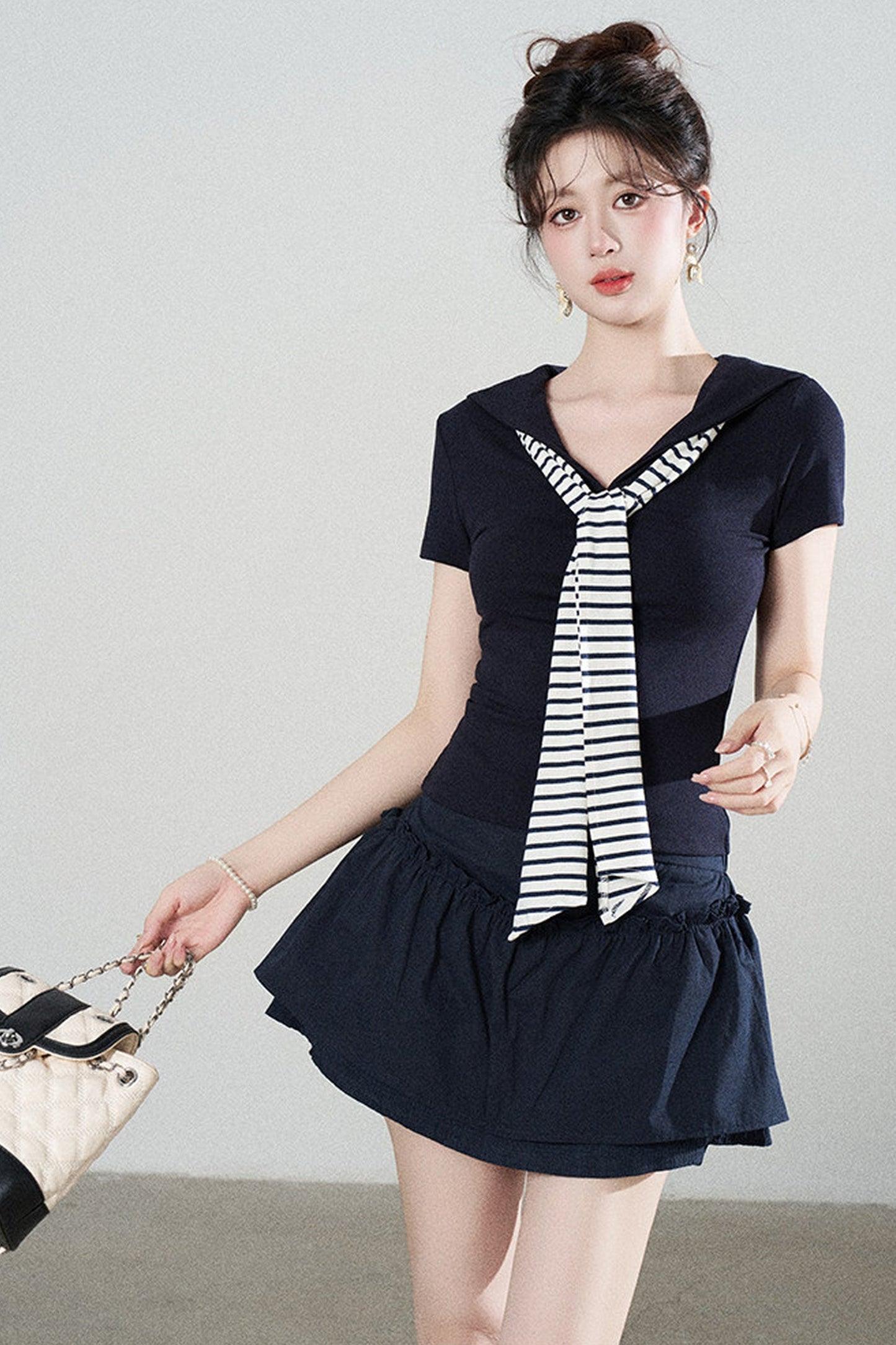 Ensemble tee-shirt châle à manches courtes en maille bleu marine et jupe