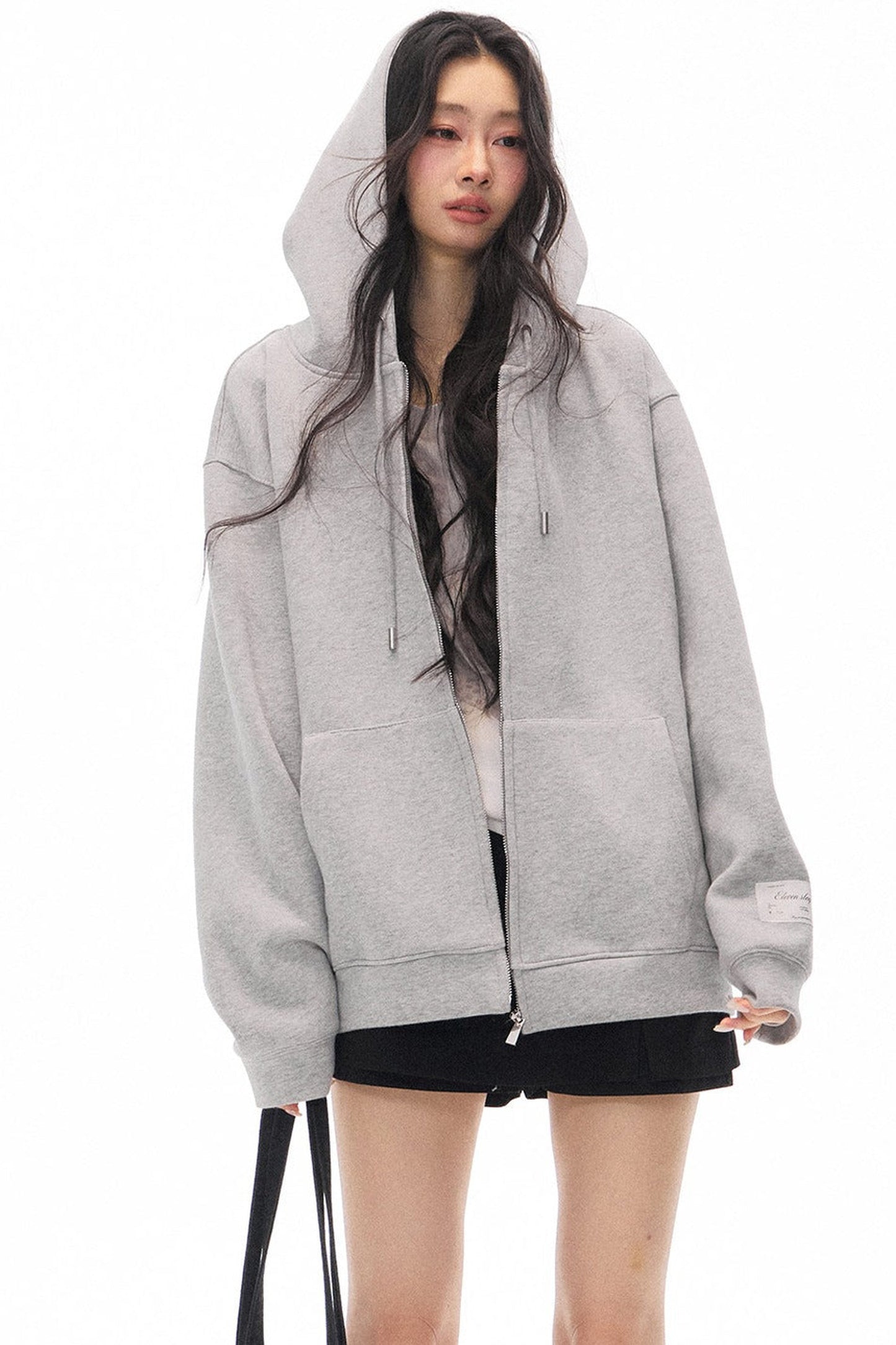 Ensemble cardigan-veste à capuche gris à manches longues et short noir