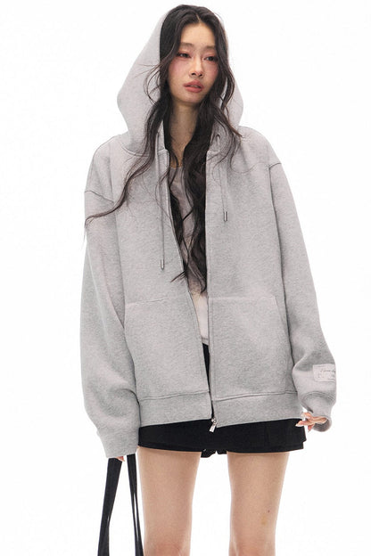 Ensemble cardigan-veste à capuche gris à manches longues et short noir