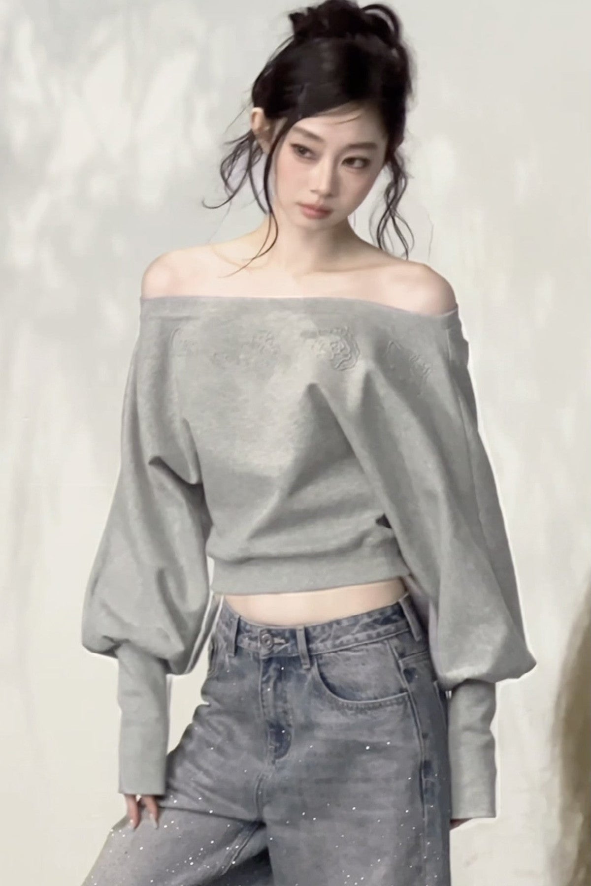 Geprägtes schulterfreies Crop-Sweatshirt mit Katze