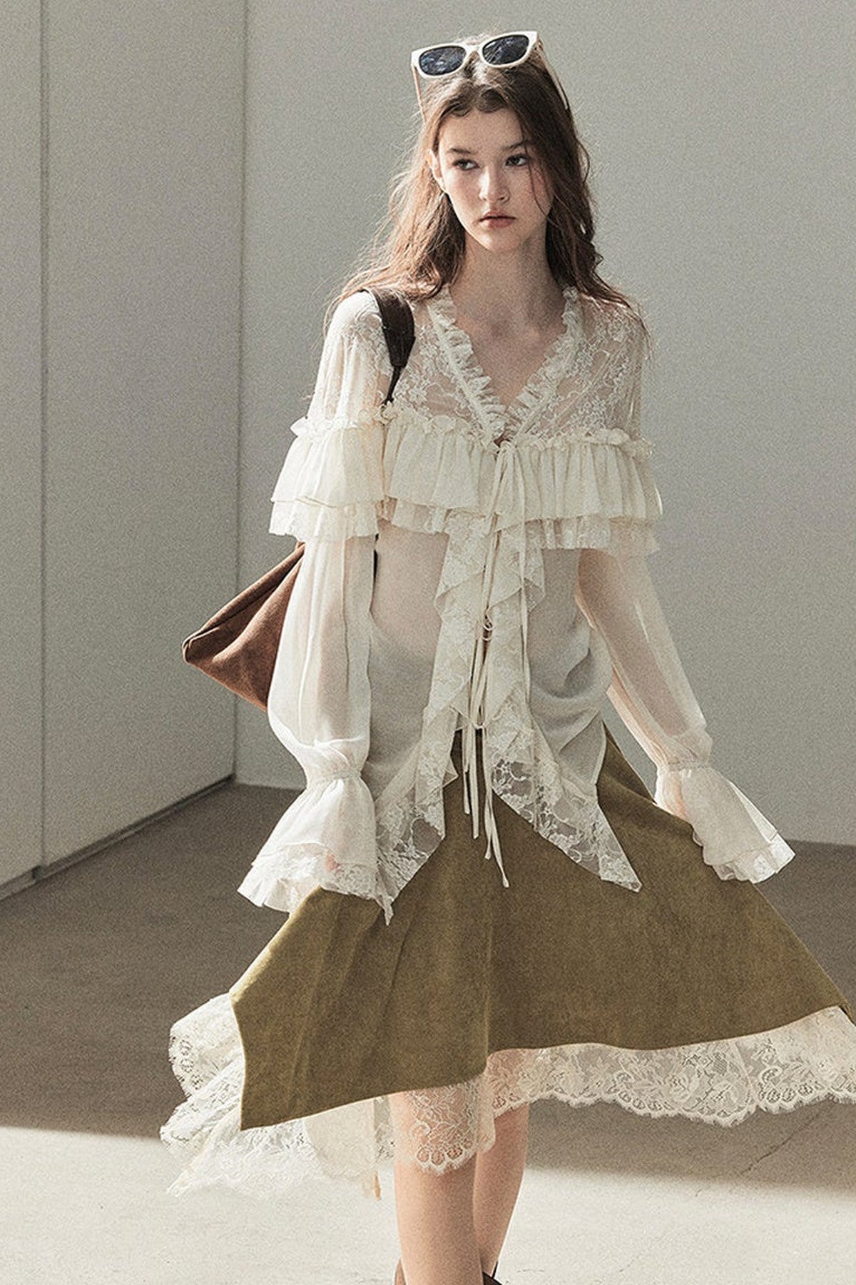 Transparentes Chiffon-Top mit Rüschen und Cut-outs