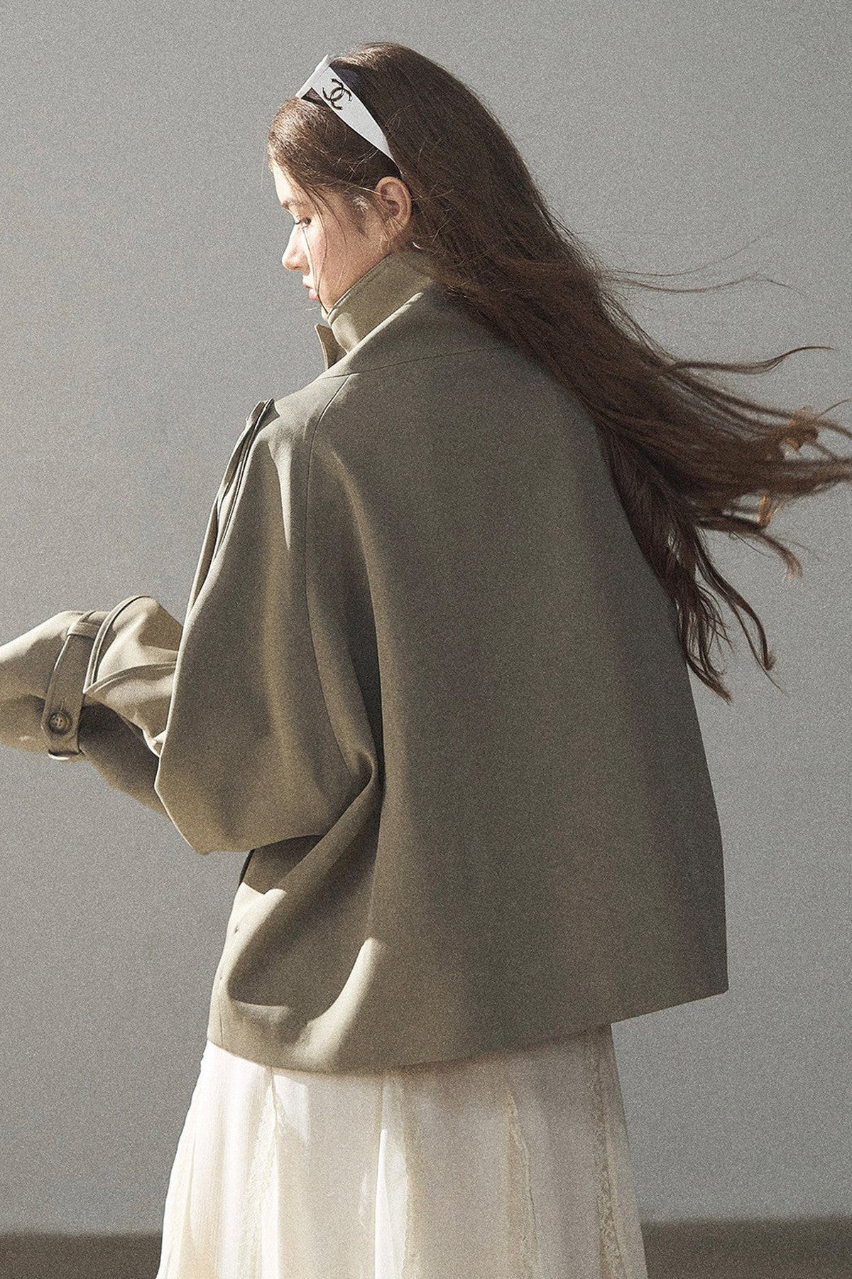 Trench corto stile britannico con collo alto