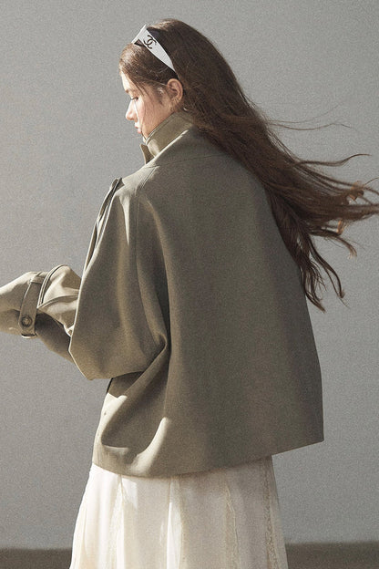 Trench corto stile britannico con collo alto