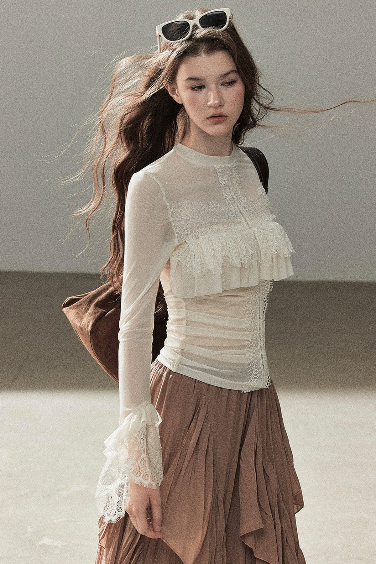 Blusa de encaje transparente con volantes y mangas acampanadas