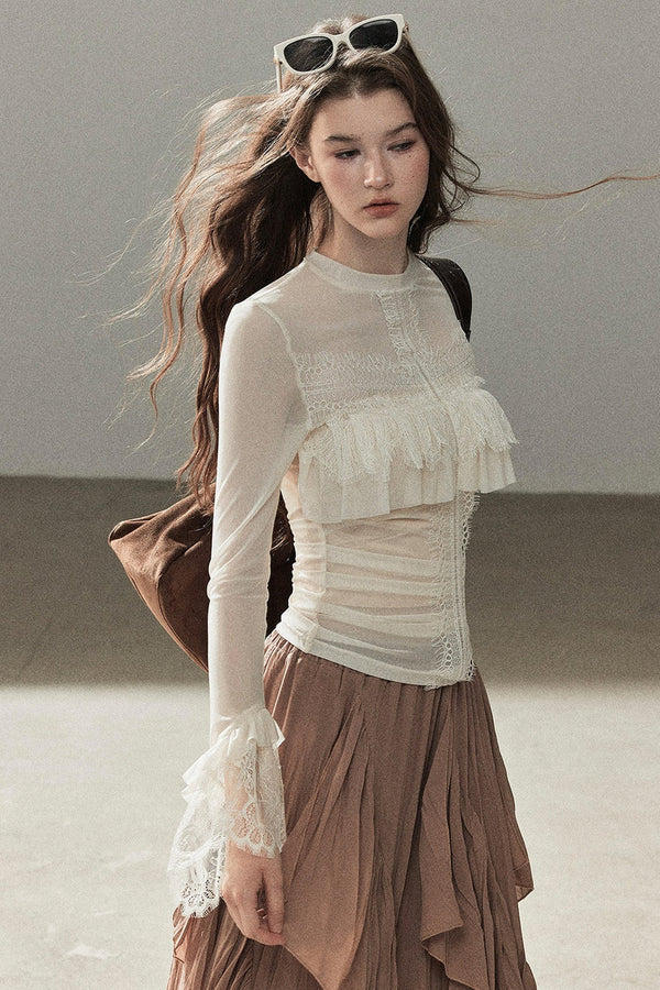 Blusa de encaje transparente con volantes y mangas acampanadas