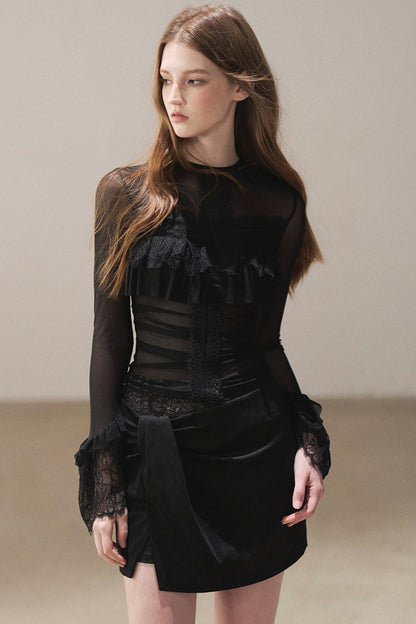 Blusa de encaje transparente con volantes y mangas acampanadas