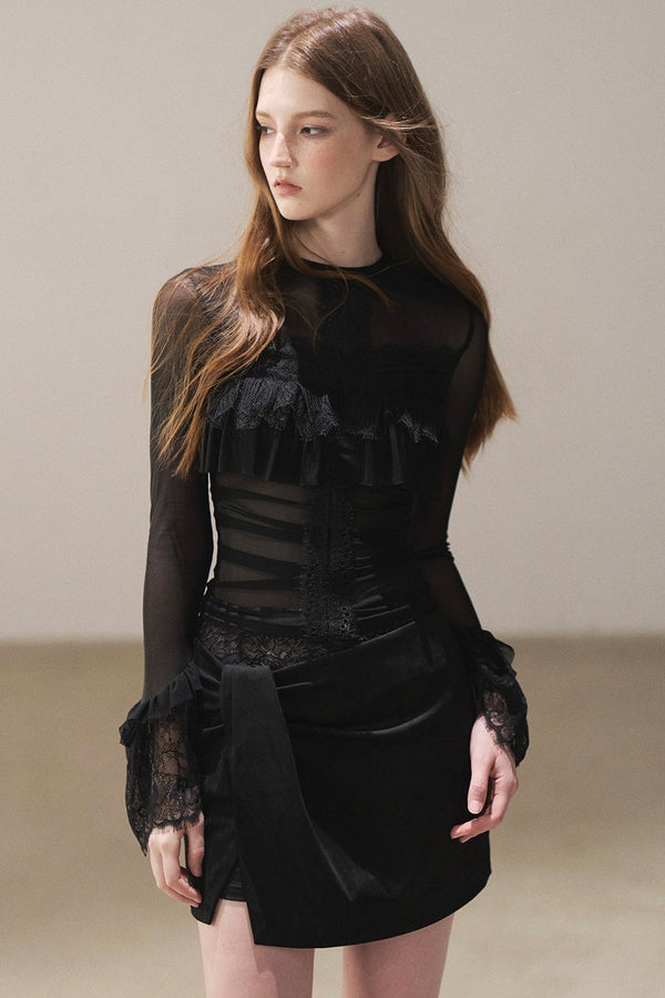 Blusa de encaje transparente con volantes y mangas acampanadas