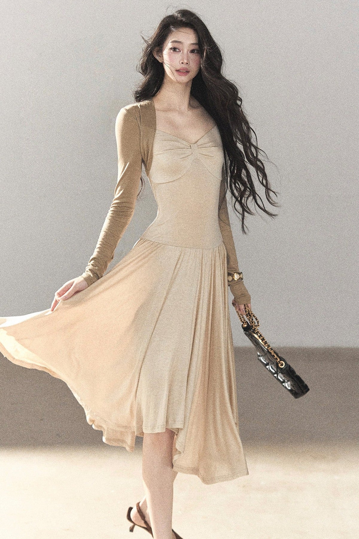 Elegantes langes Kleid im koreanischen Stil mit taillierter Passform
